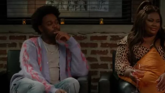 Obey Temple Cardigan porté par Noah Koles (Echo Kellum) vu dans Grand Crew (S02E09)