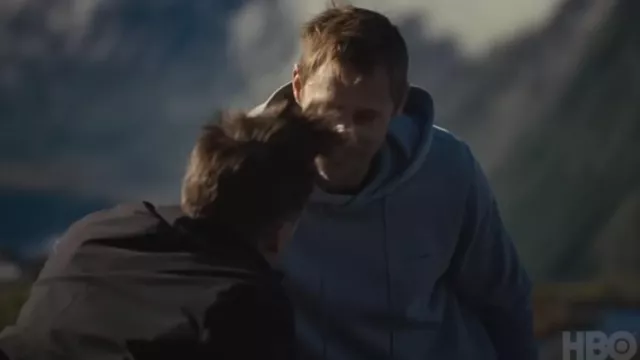 Tiger of Sweden Sweat à capuche gris porté par Lukas Matsson (Alexander Skarsgård) dans la garde-robe de la série télévisée Succession (saison 4)