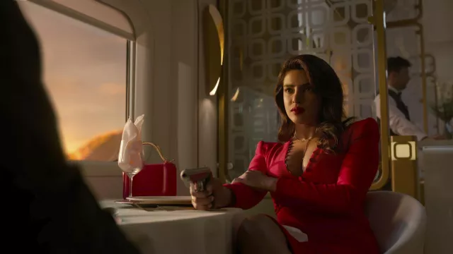 Sergio Hudson Robe rouge portée par Nadia Sinh (Priyanka Chopra) comme on le voit dans la garde-robe de la série télévisée Citadel (saison 1)