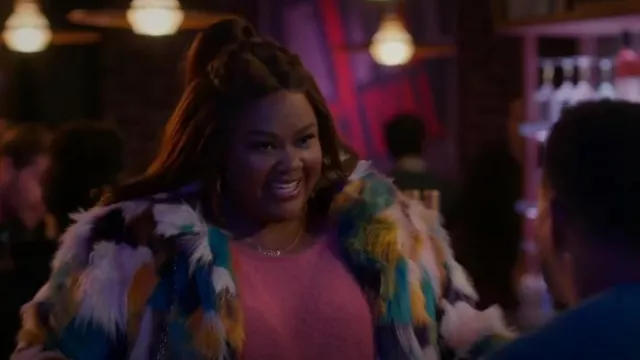 Hutch Faux Fur Coat usado por Nicky (Nicole Byer) como se ve en Grand Crew (S02E09)