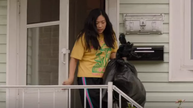 Obey Space For Everyone T-shirt porté par Nora (Awkwafina) comme on le voit dans Awkwafina est Nora From Queens (S03E01)