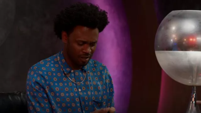 Allsaints Emblem Geo Print Regular Fit Camp Shirt In Blue porté par Noah Koles (Echo Kellum) comme vu dans Grand Crew (S02E10)