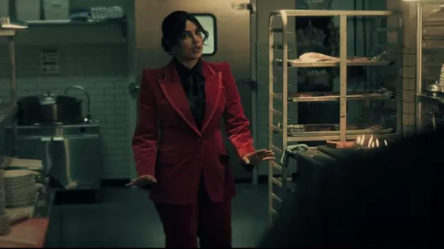 Gucci Vel­vet Suit Jack­et worn by Nadia Sinh (Priyanka Chopra) as seen in Citadel (S01E02)