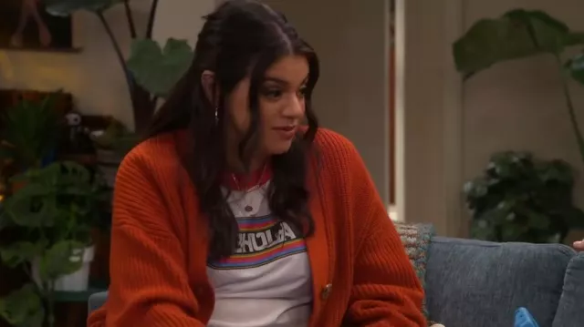 Mi Vida White/Red Retro Chula Ringer porté par Mayan (Mayan Lopez) comme vu dans Lopez vs Lopez (S01E20)