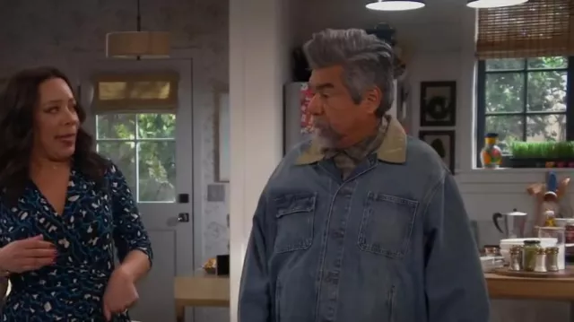 Levi’s Sunset Relax Fit Cord Collar Denim Trucker Jacket porté par George (George Lopez) comme vu dans Lopez vs Lopez (S01E20)
