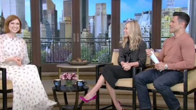 Roland Mouret Arreton Wool Pencil Skirt usada por Kelly Ripa como se ve en LIVE with Kelly and Mark el 2 de mayo de 2023