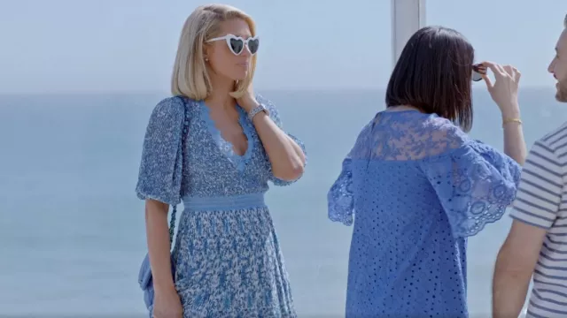 Alice + Olivia Jonna Plissée Deep V Mini Robe portée par Paris Hilton vue dans Paris in Love (S01E04)