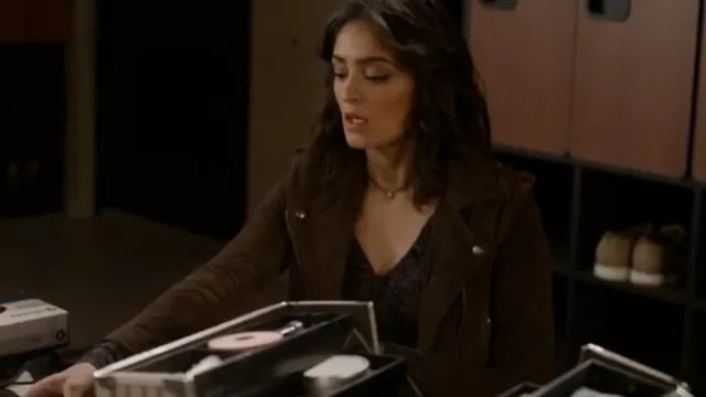 Chaqueta Blanknyc Faux Suede Moto usada por Allie Rajan (Mandeep Dhillon) como se ve en CSI: Vegas (S02E19)
