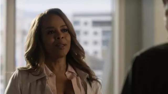 Équipement Leema Chemise en soie en rose portée par Maxine Roby (Paula Newsome) comme vu dans CSI: Vegas (S02E19)