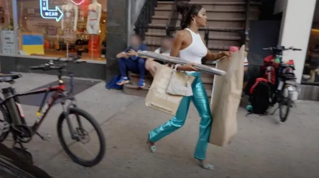 Amina Muaddi Begum Glass 95mm slingback escarpins portés par Ciara Miller vus dans Summer House (S07E12)