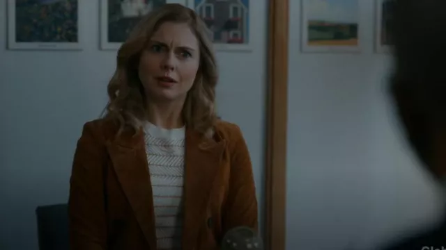 Blank Nyc Sweater Weather Jacket porté par Samantha (Rose McIver) comme on le voit dans Ghosts (S02E21)