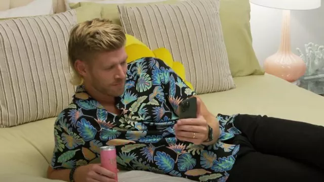 No Retreat Trop­i­cal Print Short Sleeve Shirt worn by Kyle Cooke as seen in Summer House (S07E12)