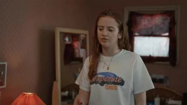 Desperate Times T-shirt arc-en-ciel de Jen (Máiréad Tyers) dans Extraordinary (S01E08)