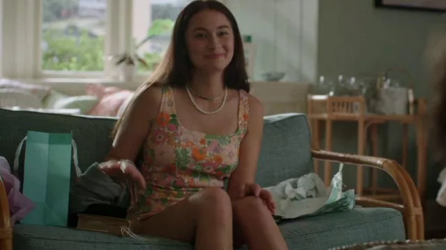 Combinaison imprimée florale mangue portée par Belly Conklin (Lola Tung) vue dans The Summer I Turned Pretty (S01E03)