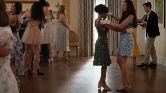 Sandalia Jewel Badgley Mischka Charlee Block Heel usada por Nicole (Summer Madison) como se ve en The Summer I Turned Pretty (S01E05)