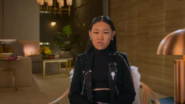 Blazer encadenado Moschino usado por Jaime Xie como se ve en Bling Empire (S03E07)