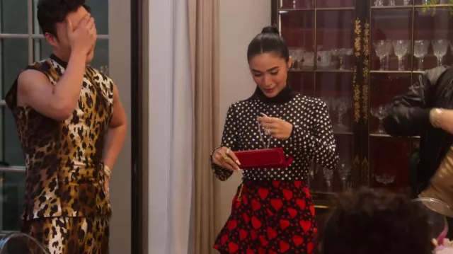Saint Laurent Heart Polka Dot Printed Mini Jupe portée par Heart Evangelista comme on le voit dans Bling Empire (S03E09)