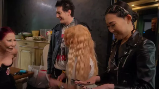 Alexander McQueen Chaqueta de cuero Peplum Moto usada por Jaime Xie como se ve en Bling Empire (S02E05)