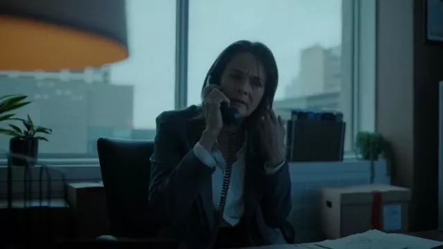 Chemise en soie essentielle à l’équipement portée par Josephine 'Jo' Madi (Enid Graham) vue dans Rabbit Hole (S01E08)