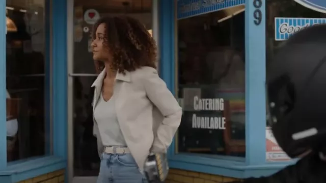 Veste en cuir Etmon Shimmer portée par Sydney Shandon (Lindura) vue dans Sullivan’s Crossing (S01E08)