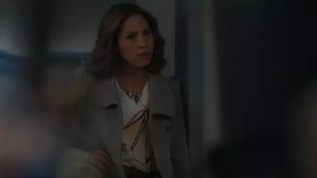 Babaton Le manteau Connor porté par le détective Crystal Morales (Elizabeth Rodriguez) vu dans East New York (S01E20)