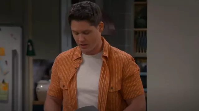 Frye And Co. Chemise de camp à manches courtes pour hommes portée par Quinten (Matt Shively) comme on le voit dans Lopez vs Lopez (S01E22)