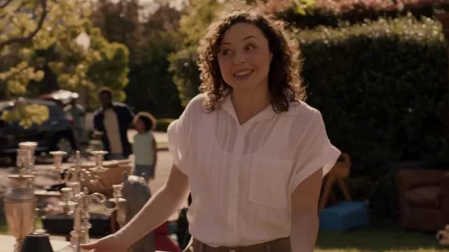 Bella Dahl Bouton de poche à manches courtes vers le bas porté par la Dre Barbara Jacobs (Ginifer King) comme on le voit dans 9-1-1: Lone Star (S04E16)
