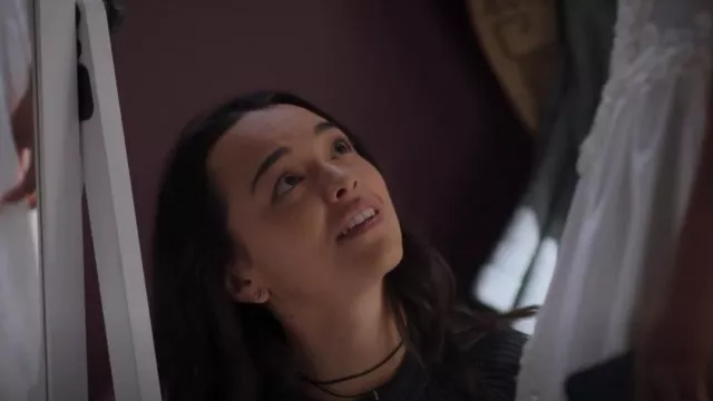 Mini collier pendentif à vœux triangulaires non écrits et boucle d’oreille à clous portés par le Dr Mika Yasuda (Midori Francis) comme on le voit dans Grey’s Anatomy (S19E18)