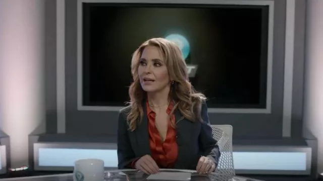 L'Agence Dani Silk Charmeuse Blusa usada por Tawny Tyler (Lisa LoCicero) como se ve en CSI: Vegas (S02E20)