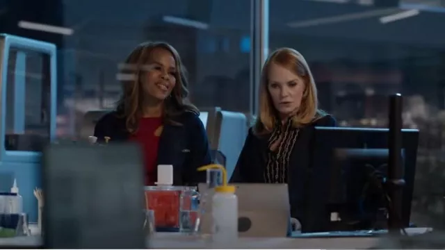 Nilnili lotan Gaia Slim Fit Silk Blend Shirt usada por Catherine Willows (Marg Helgenberger) como se ve en CSI: Vegas (S02E20)