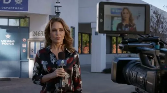 L’AGENCE Dani Chemisier en soie imprimé porté par Tawny Tyler (Lisa LoCicero) vu dans CSI: Vegas (S02E20)