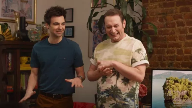 INC International Concepts Lime Twist Tropical Print Mens porté par Curtis Paltrow (Brandon Scott Jones) comme on le voit dans The Other Two (S03E02)