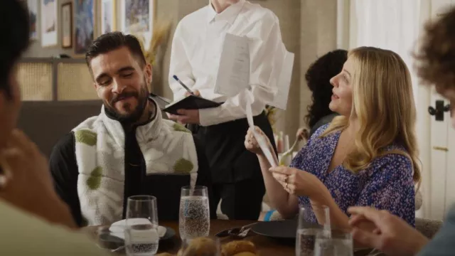 Asos design Fleece Gilet avec poches porté par Lance Arroyo (Josh Segarra) comme on le voit dans The Other Two (S03E03)
