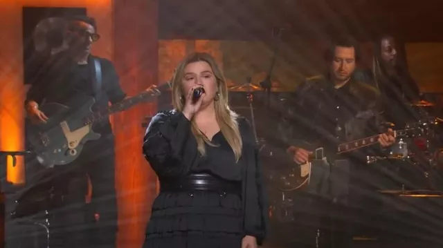 Ulla Johnson Maeve Blusa usada por Kelly Clarkson como se ve en The Kelly Clarkson Show el 9 de mayo de 2023