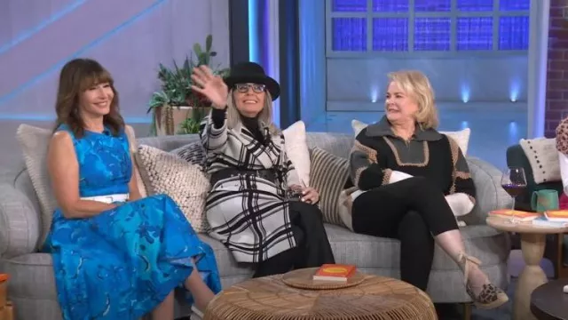 Marni Robe midi sans manches sans manches à imprimé floral portée par Mary Steenburgen vue dans The Kelly Clarkson Show le 11 mai 2023