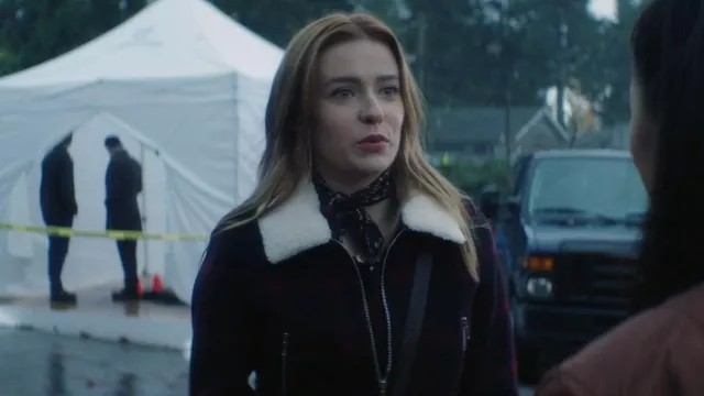 Treasure and Bond Flo­ral Square Ban­dana worn by Nancy Drew (Kennedy McMann) as seen in Nancy Drew (S03E10)