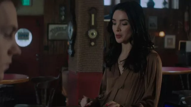 Frame Satin Wrap Top usado por Bess Marvin (Maddison Jaizani) como se ve en Nancy Drew (S03E11)
