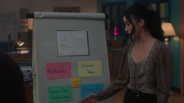 Blusa Frame Leopard Print Silk Peplum usada por Bess Marvin (Maddison Jaizani) como se ve en Nancy Drew (S03E12)
