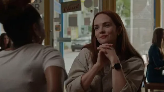 Camofit Compatible avec Apple Watch Band utilisé par Maggie Sullivan (Morgan Kohan) vu dans Sullivan’s Crossing (S01E09)