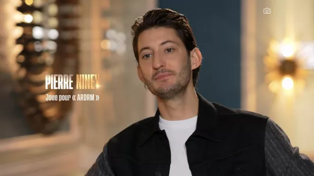The Dior bi-color jacket worn by Pierre Niney in the show LOL: Who laughs, comes out! Season 3