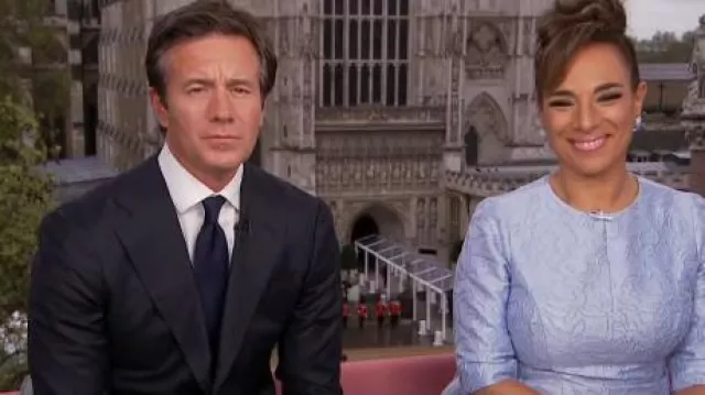 Rickie Freeman pour Teri Jon Robe Midi Jacquard Métallisée à 3/4 manches plissée portée par Michelle Miller comme vu dans CBS Mornings le 14 mai 2023