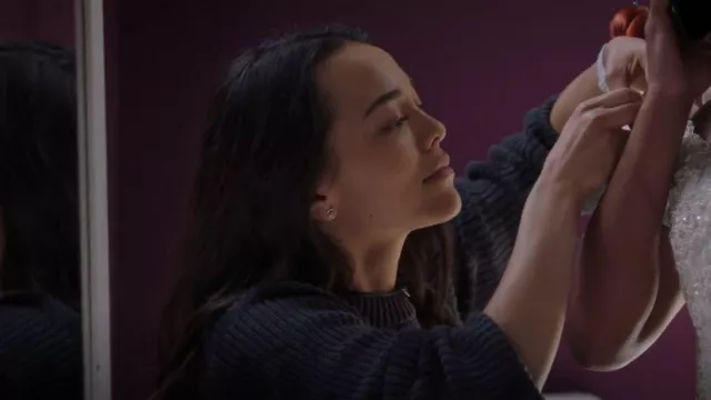 Non écrit 2 Pc. Set Mini Wishbone Pendentif Collier & Clous Boucles d’oreilles portées par Mika Yasuda (Midori Francis) comme vu dans Grey’s Anatomy (S19E18)