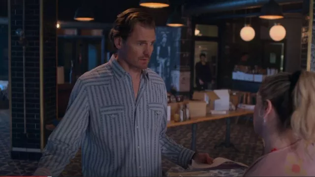 Chemise occidentale à manches longues Brandv porte-bonheur portée par Dennis Cooper (Josh Pence) comme on le voit dans Good Trouble (S05E10)