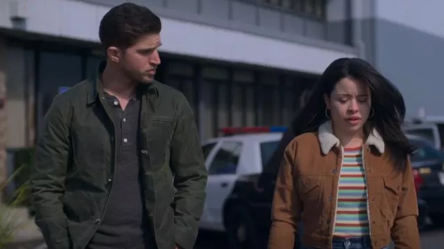 Chaqueta de suministro Ridgeline encerada de Rogue Territory usada por Joaquín Pérez (Bryan Craig) como se ve en Good Trouble (S05E10)