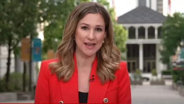 Blazer à double poitrine sur mesure Zara porté par Caitlin Huey Burns vu dans CBS Mornings le 17 mai 2023