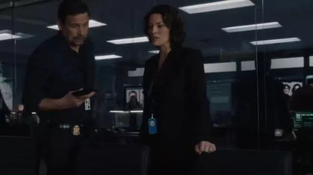 Théorie Etiennette Blazer porté par l’agent spécial en charge Isobel Castille (Alana de la Garza) vu dans FBI (S05E22)