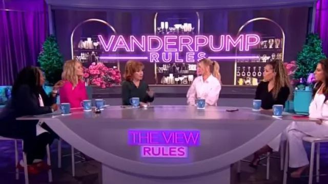 Jacquemus La chemise Plidao Cropped Shirt worn by Ariana Madix as seen in The View on May 18, 2023
