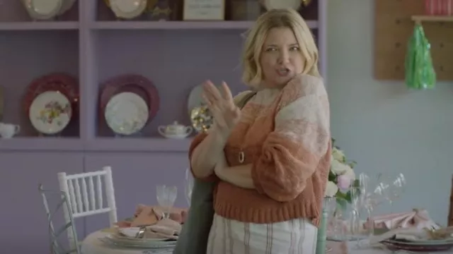 Billabong Mélange dans un pull coupé porté par Tricia Miller (Mary Catherine Garrison) comme on le voit dans Somebody Somewhere (S02E05)