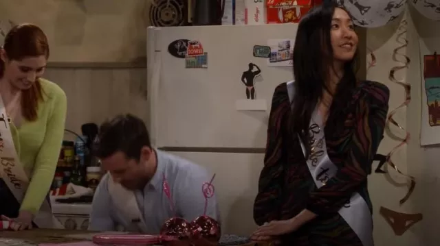 Combinaison de zèbre Farm Rio Shinny portée par Ellen (Tien Tran) comme on le voit dans How I Met Your Father (S02E12)