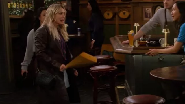 Clare V Midi Sac worn by Sophie (Hilary Duff) as seen in How I Met Your Father (S02E12)